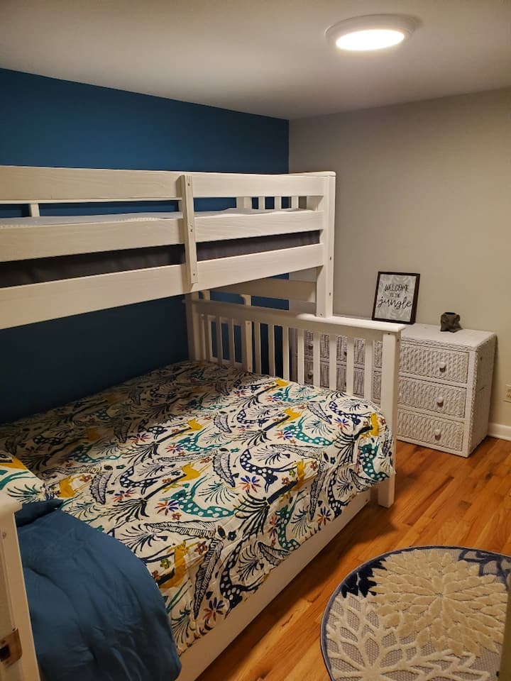 غرفة نوم في الطابق العلوي مع سرير بطابقين. مرتبة كاملة الحجم مع توأم في الأعلى وسحب مقبض مزدوج. 