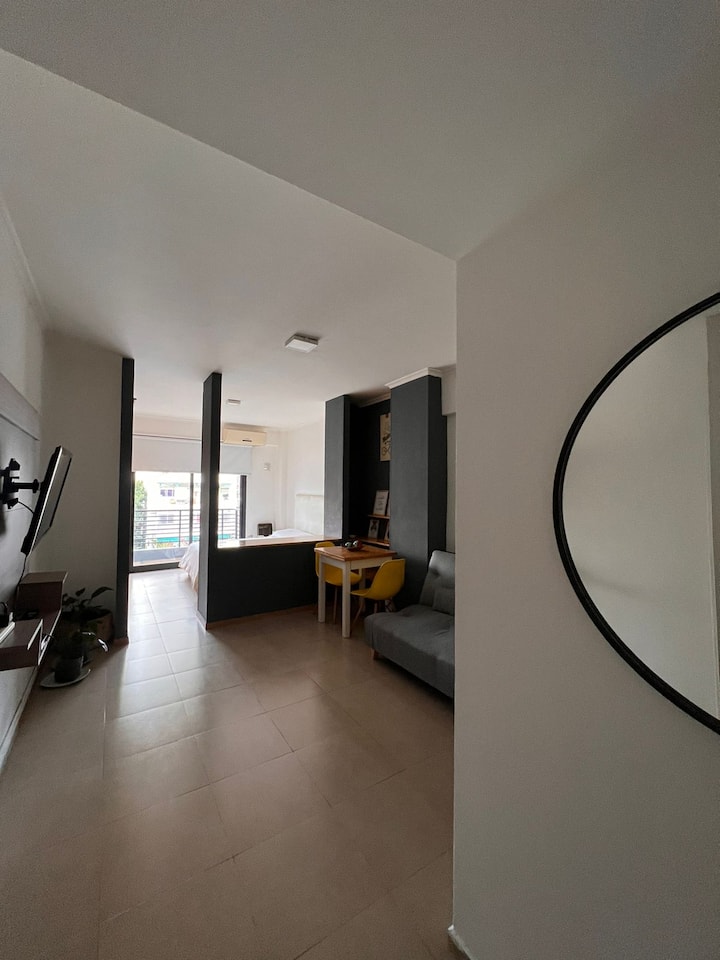 Departamento monoambiente con balcón en Floresta