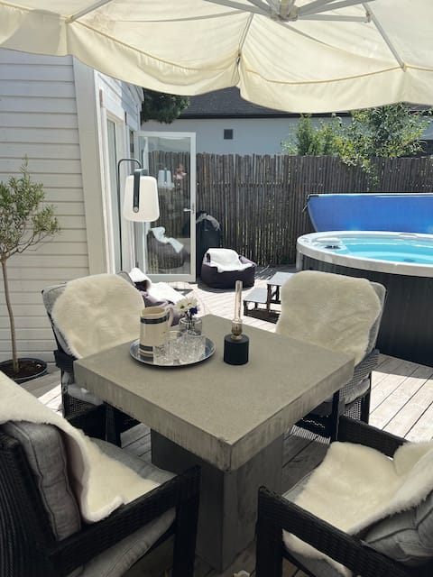 Guest house with hot tub and 7 minute walk to the beach