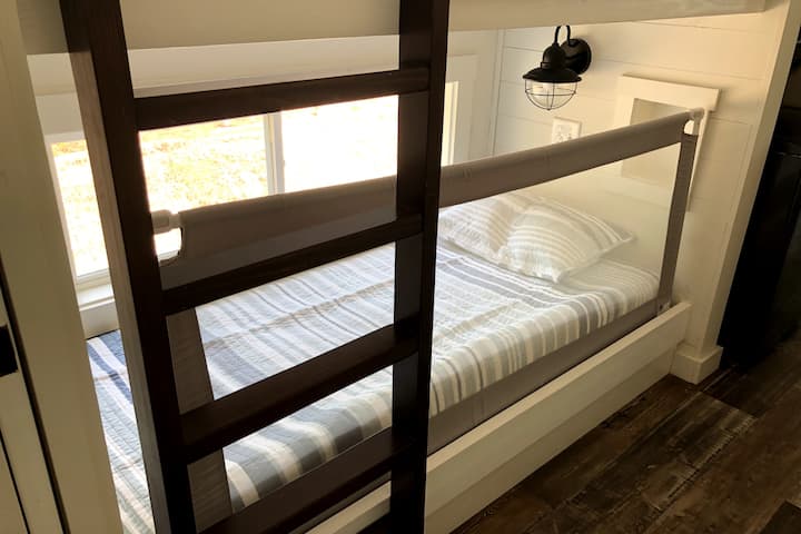 Lit double inférieur superposé avec portail rétractable