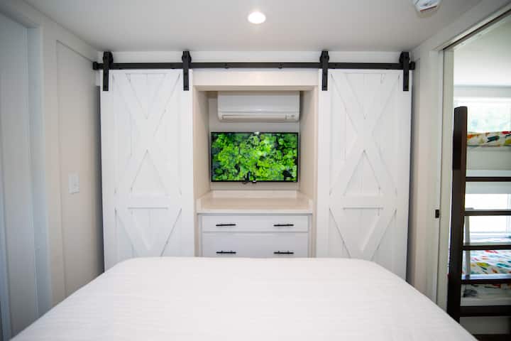 Chambre principale avec télévision Roku, 2e mini unité de climatisation et placard.