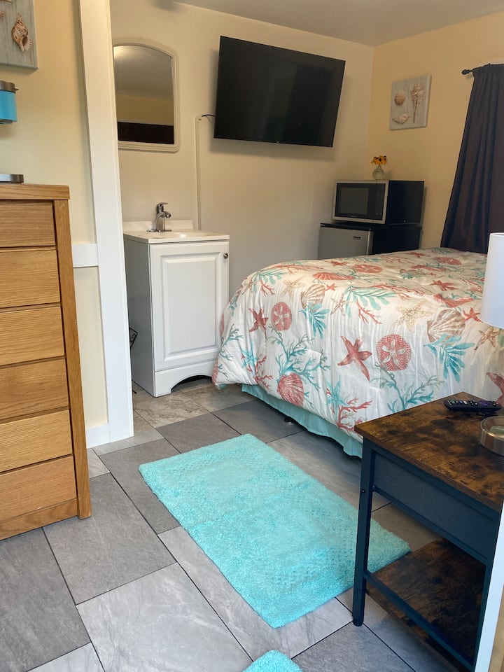 Simple Sea-Renity est une unité climatisée de 115 pieds carrés avec réfrigérateur, congélateur, four à micro-ondes, télévision, commode, penderie, toilettes, cafetière et table de nuit.