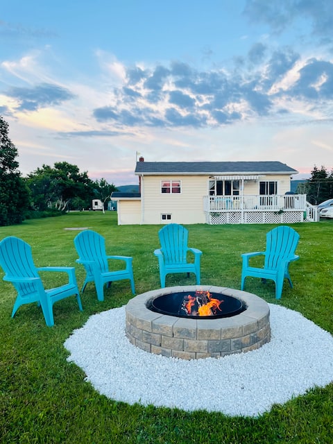 Idyllic Cottage with Sunset Views! Dog Friendly!