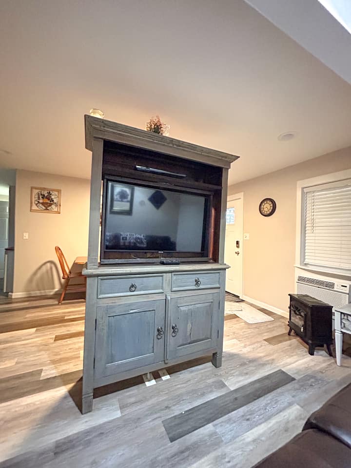 Télévision connectée et lecteur DVD flambant neufs fournis avec une gamme de films. Jeux situés à l'intérieur