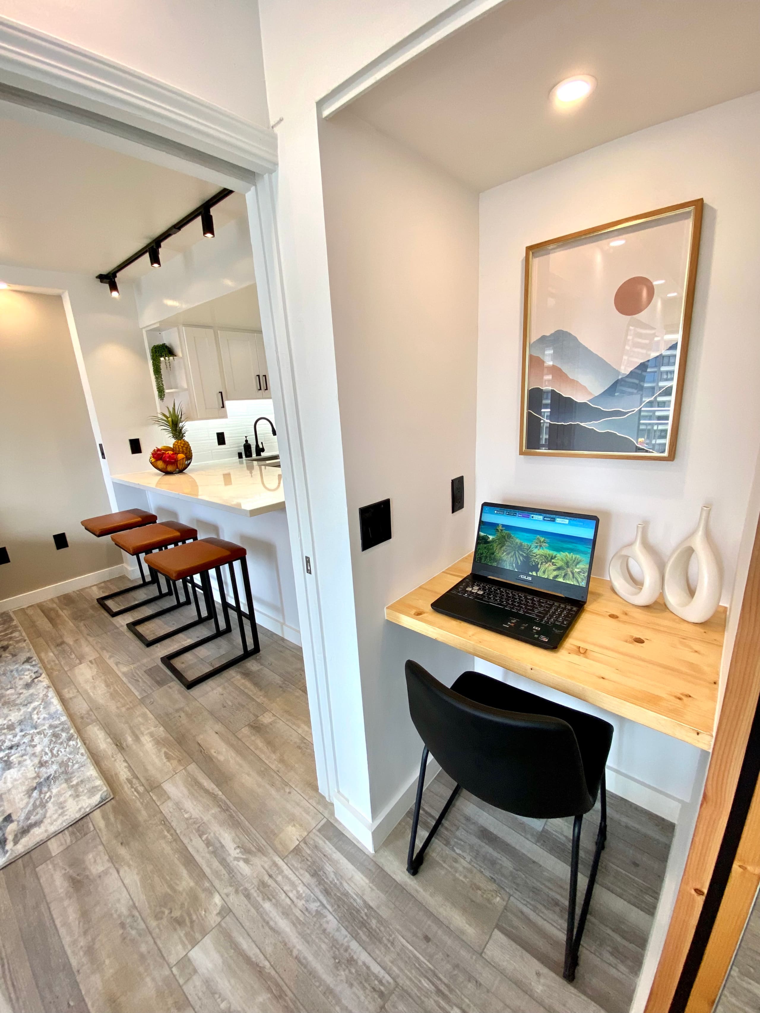 Beachfront condo in Waikiki - Image 1