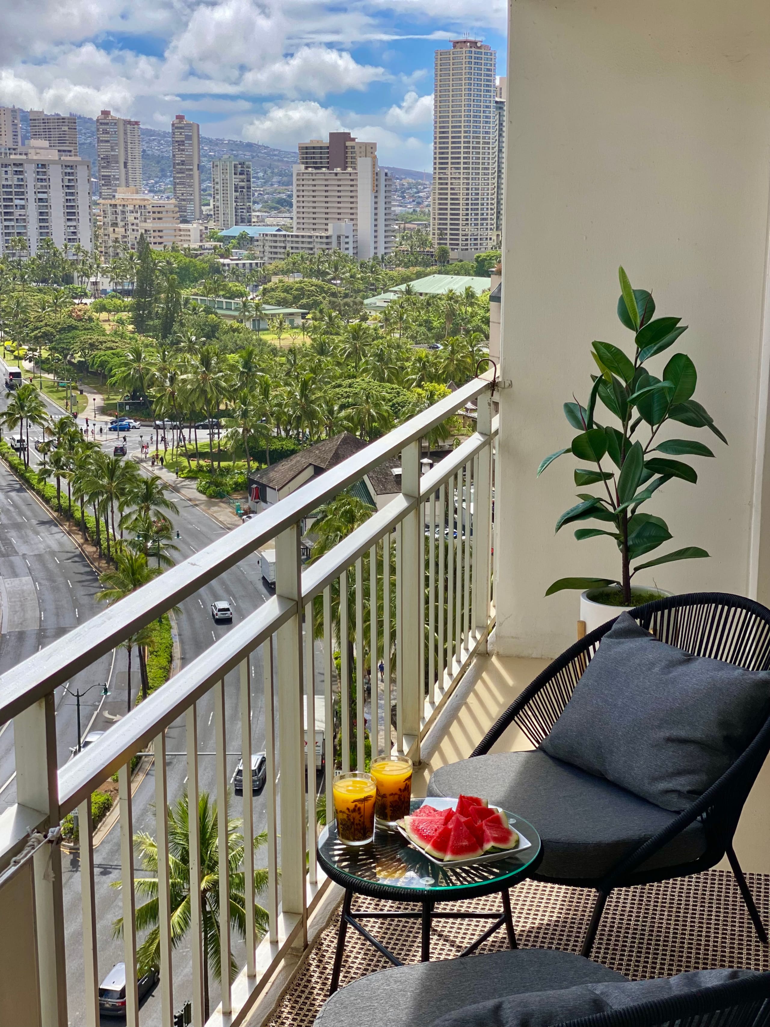 Beachfront condo in Waikiki - Image 10