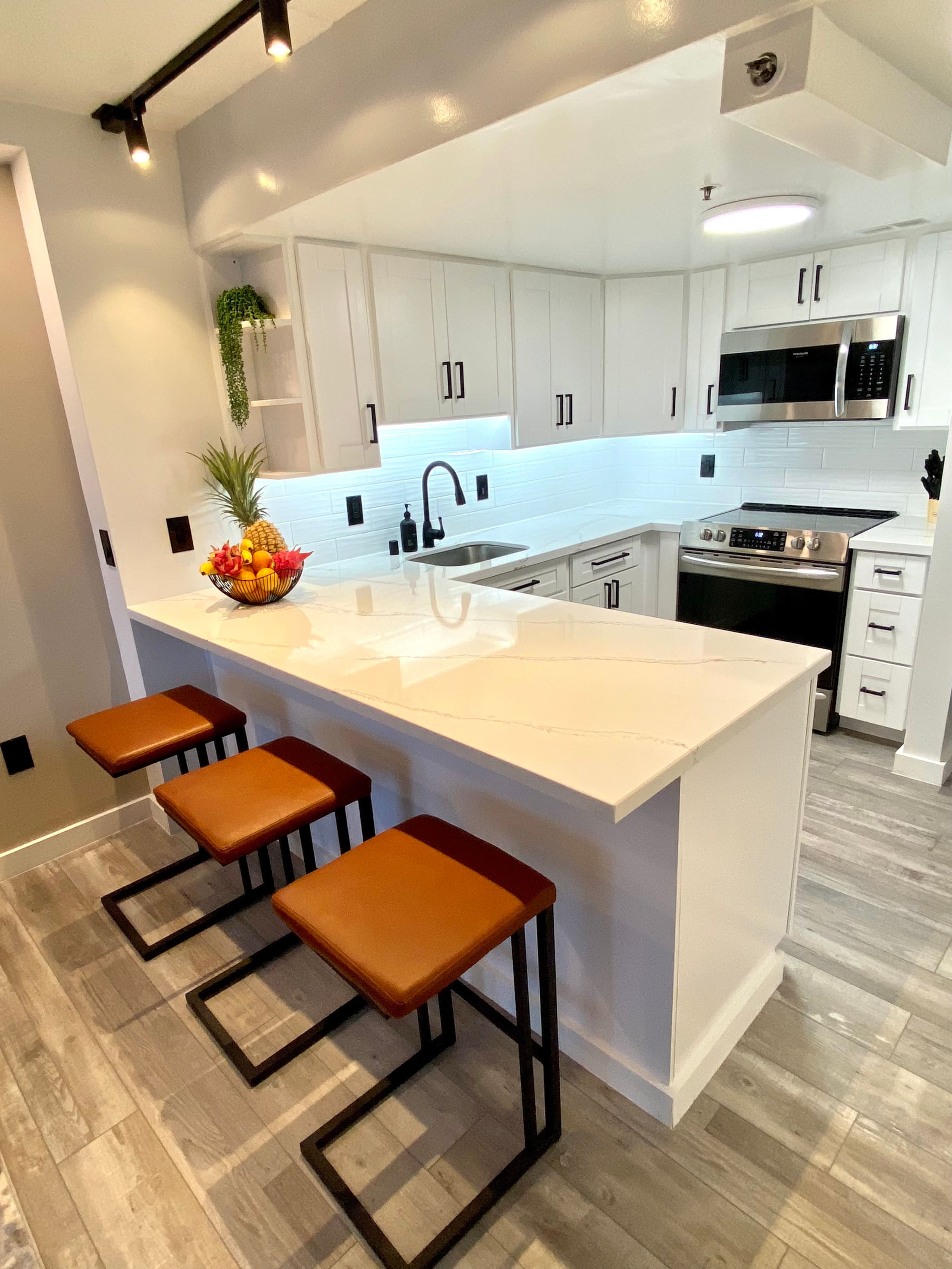 Beachfront condo in Waikiki - Image 6