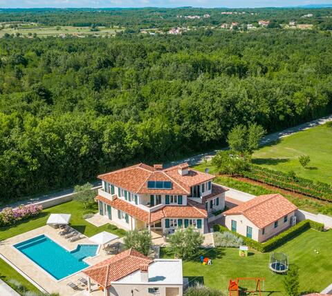 Exclusive Villa with Huge Pool & Garden
