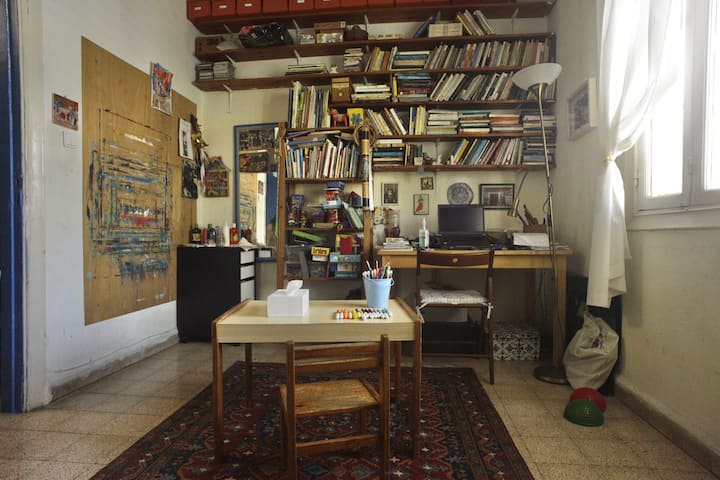 El tercer dormitorio tiene muchas de las cosas que un niño podría necesitar y, además, otro escritorio.
