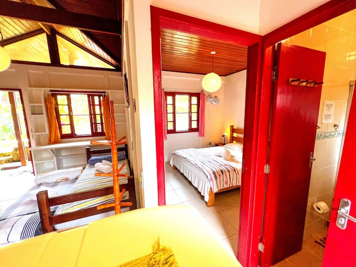 Wohnzimmer, Schlafzimmer und Badezimmertür.