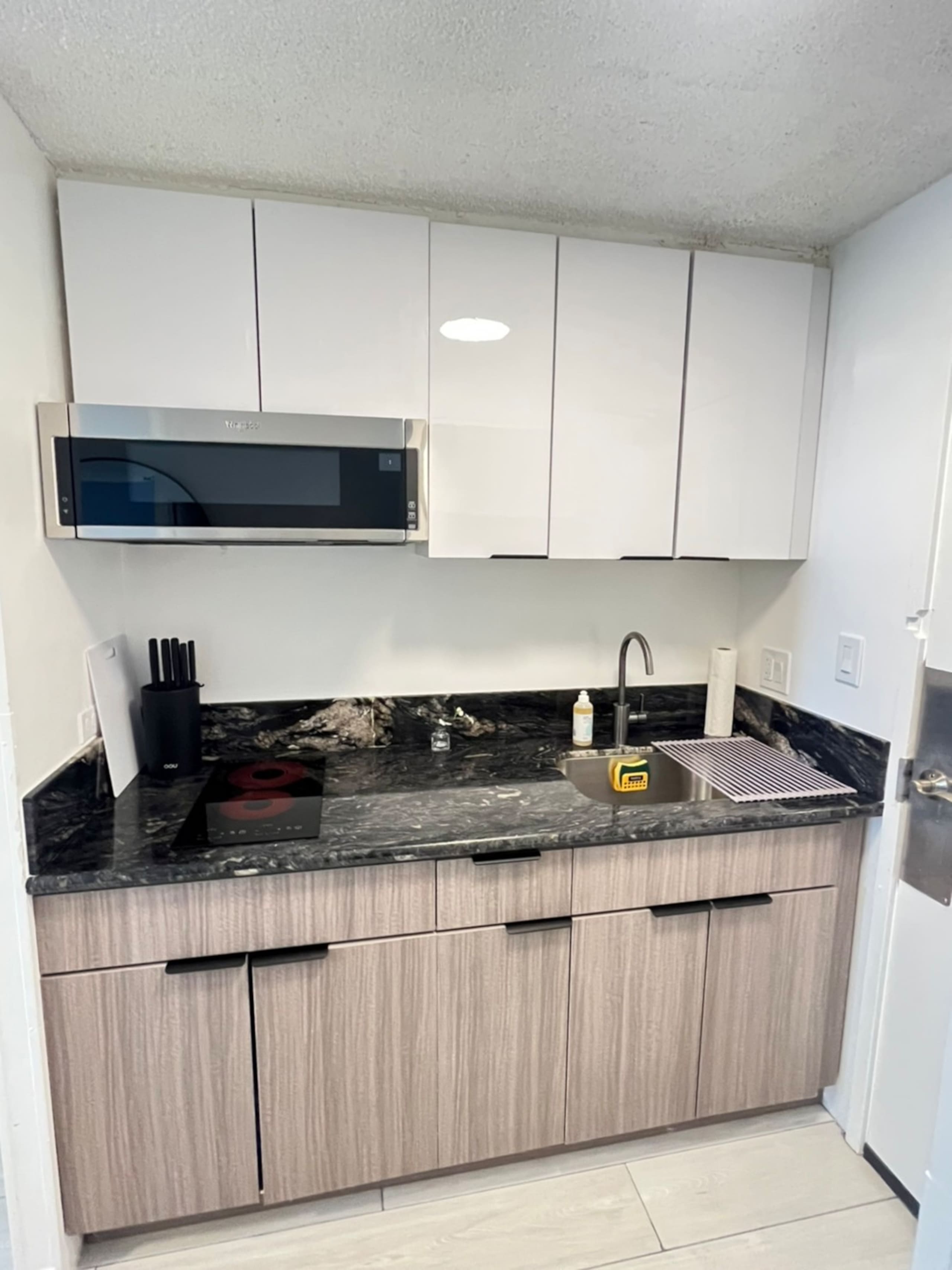 Condo in Honolulu · ★4.68 · 1 bedroom · 2 beds · 1 private bath - Image 5