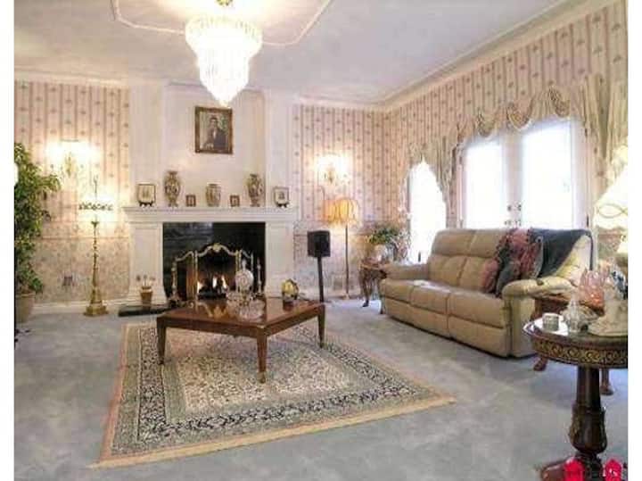 Luxury 10 Bedroom Villa, Sleeps 26 W/ Hot Tub/gym - Surrey, BC