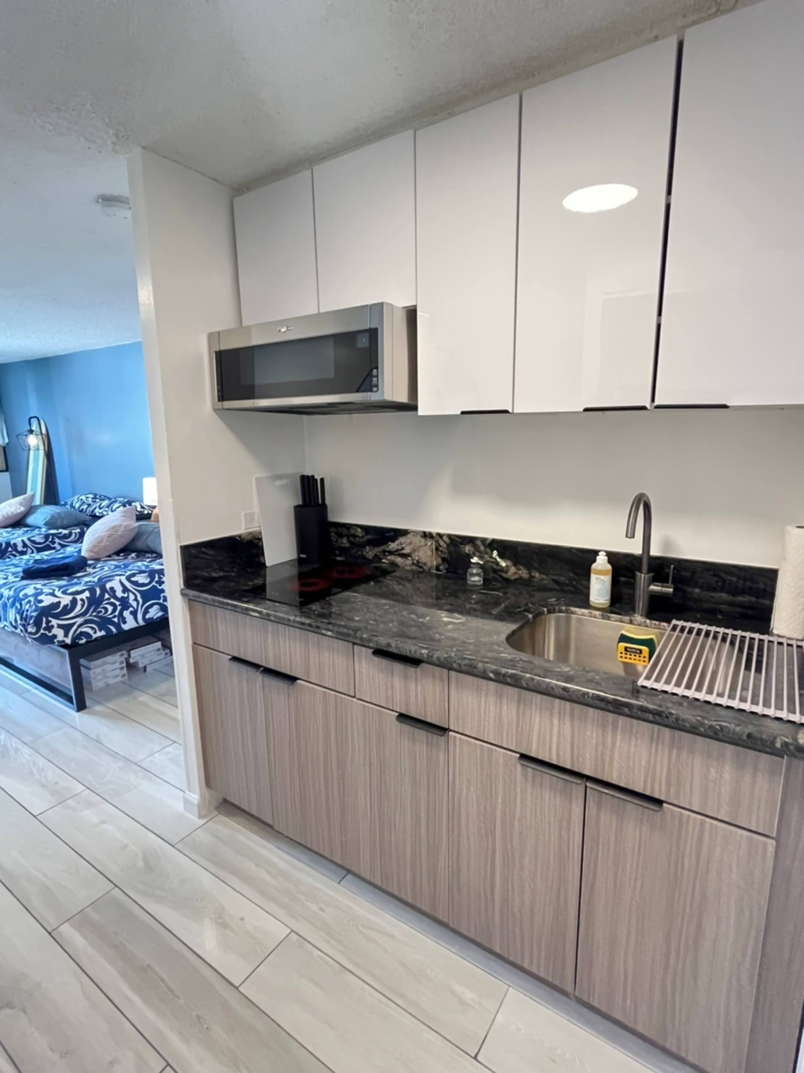 Condo in Honolulu · ★4.69 · 1 bedroom · 2 beds · 1 private bath - Image 4