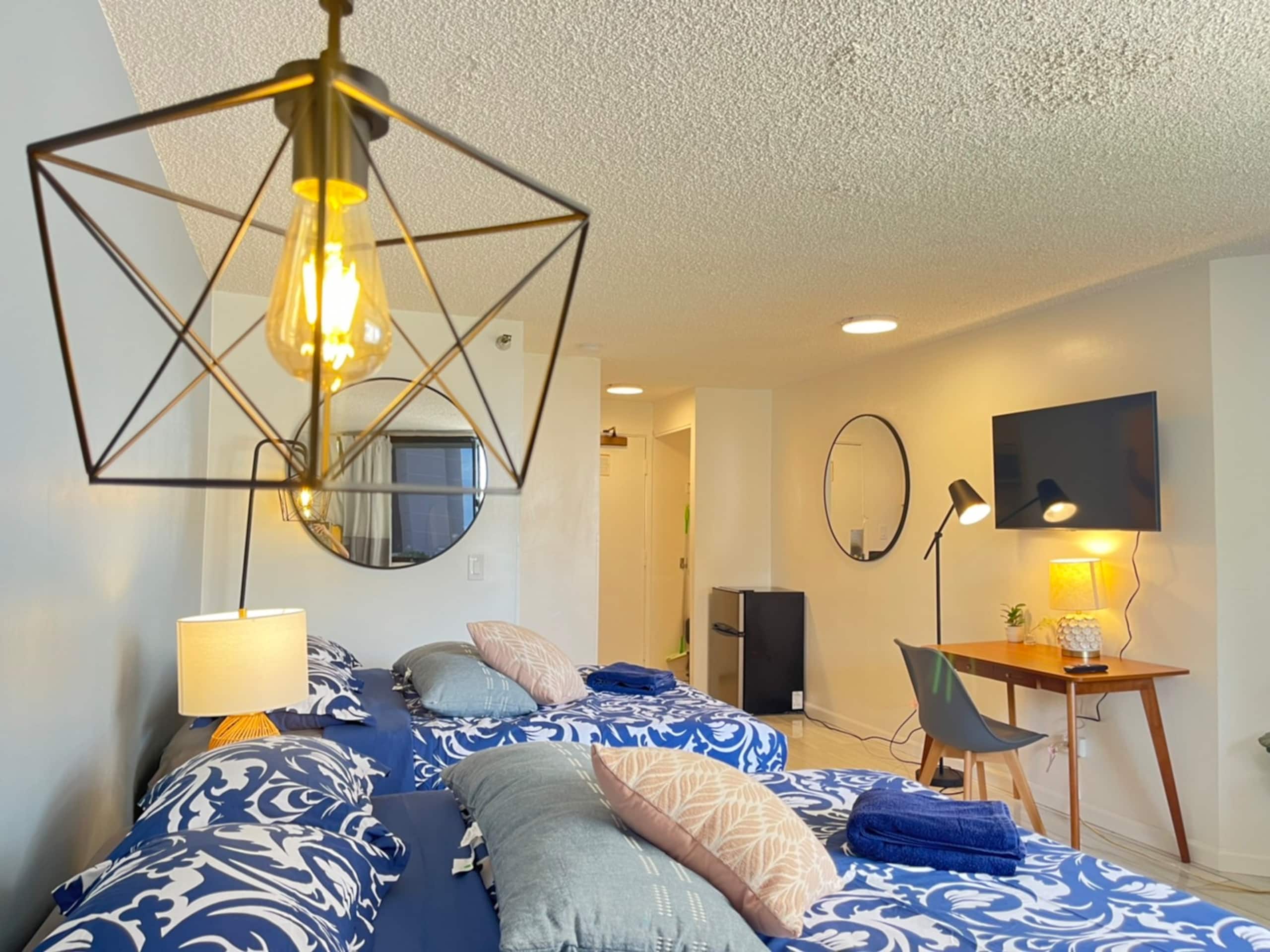 Condo in Honolulu · ★4.69 · 1 bedroom · 2 beds · 1 private bath - Image 21