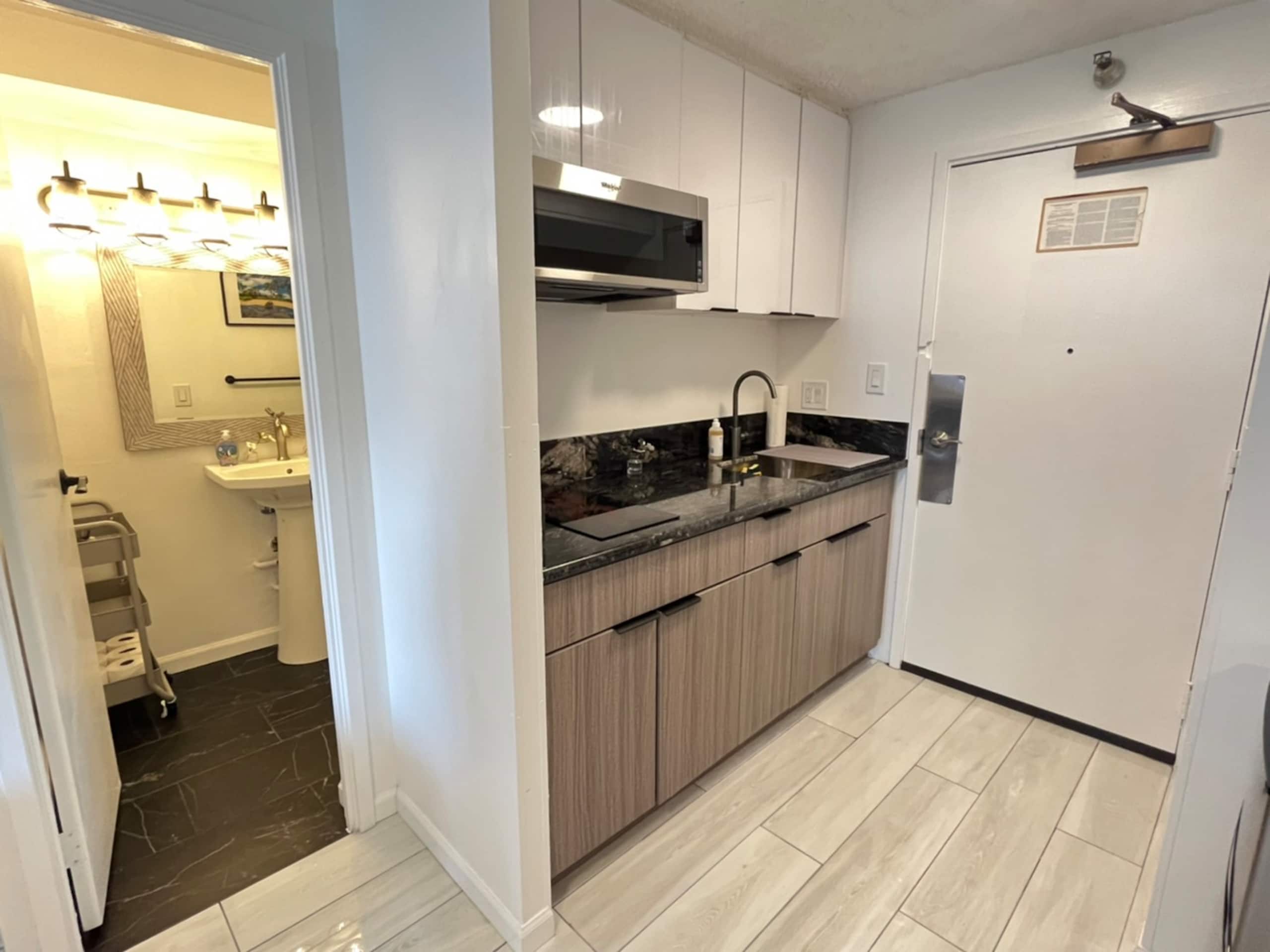 Condo in Honolulu · ★4.69 · 1 bedroom · 2 beds · 1 private bath - Image 3