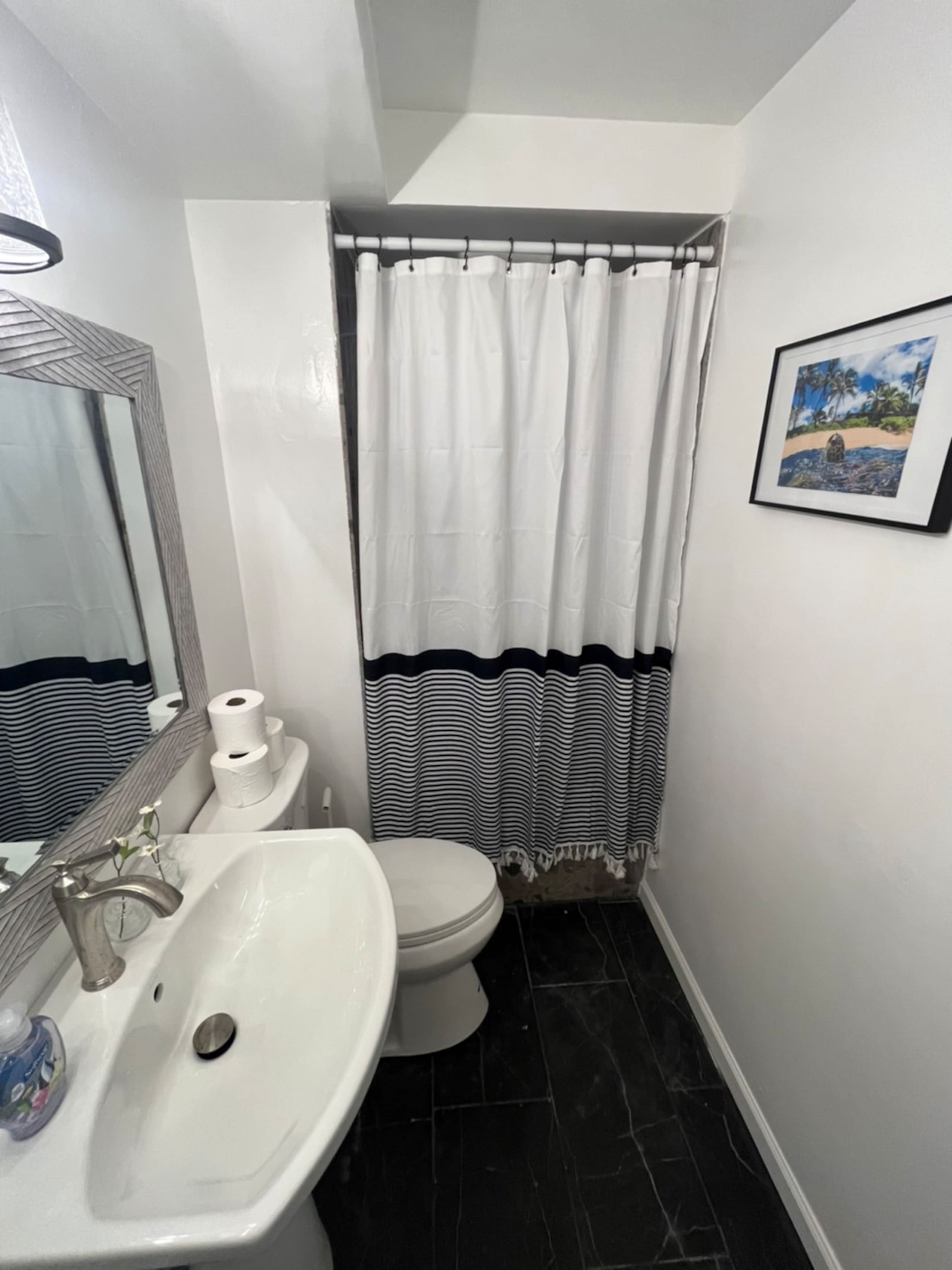 Condo in Honolulu · ★4.69 · 1 bedroom · 2 beds · 1 private bath - Image 25