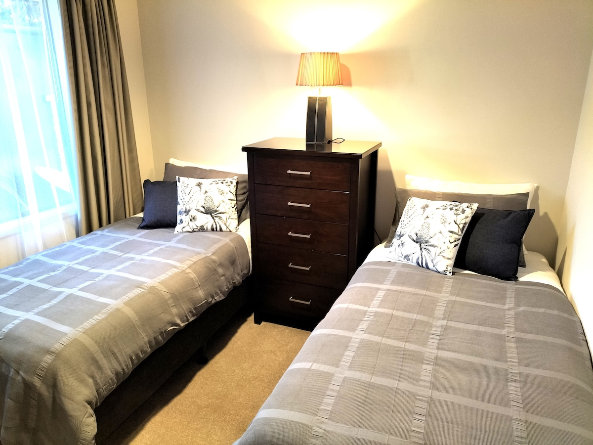 Dormitorio individual con dos camas individuales