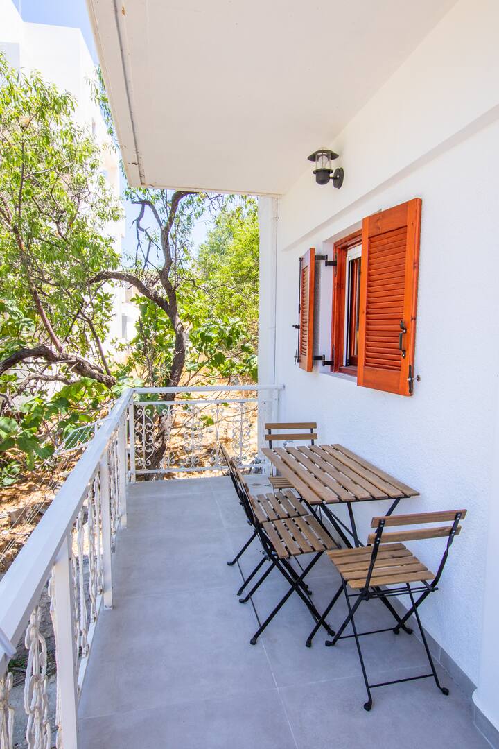 Grab your fig from the balcony