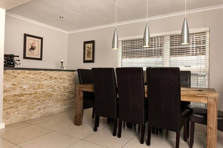 Home away from home in beautiful Bloubergstrand gallery image 3