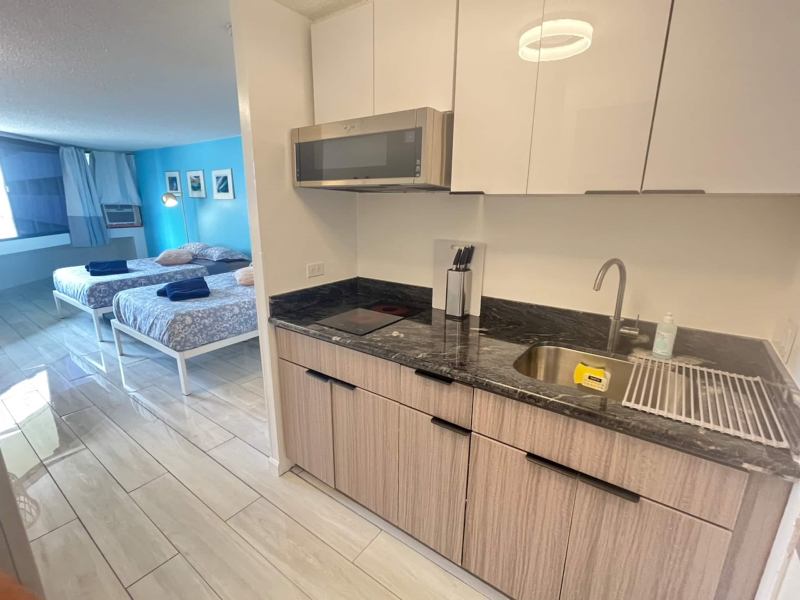 Condo in Honolulu · ★4.65 · 1 bedroom · 2 beds · 1 private bath - Image 4