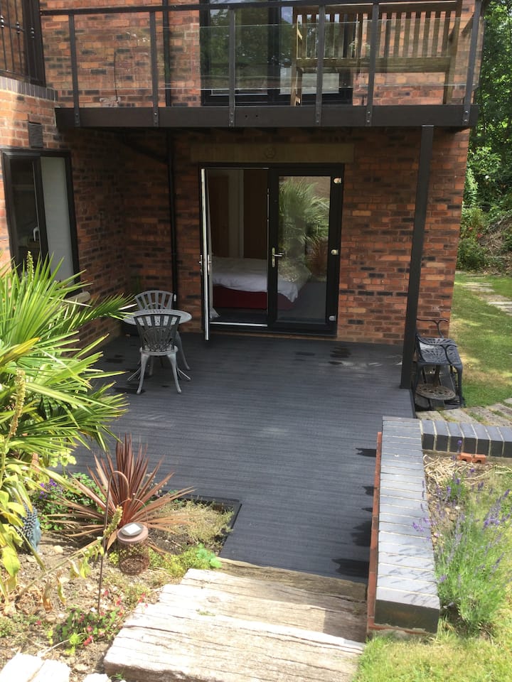 Spacious self contained room with private entrance Bed and breakfasts