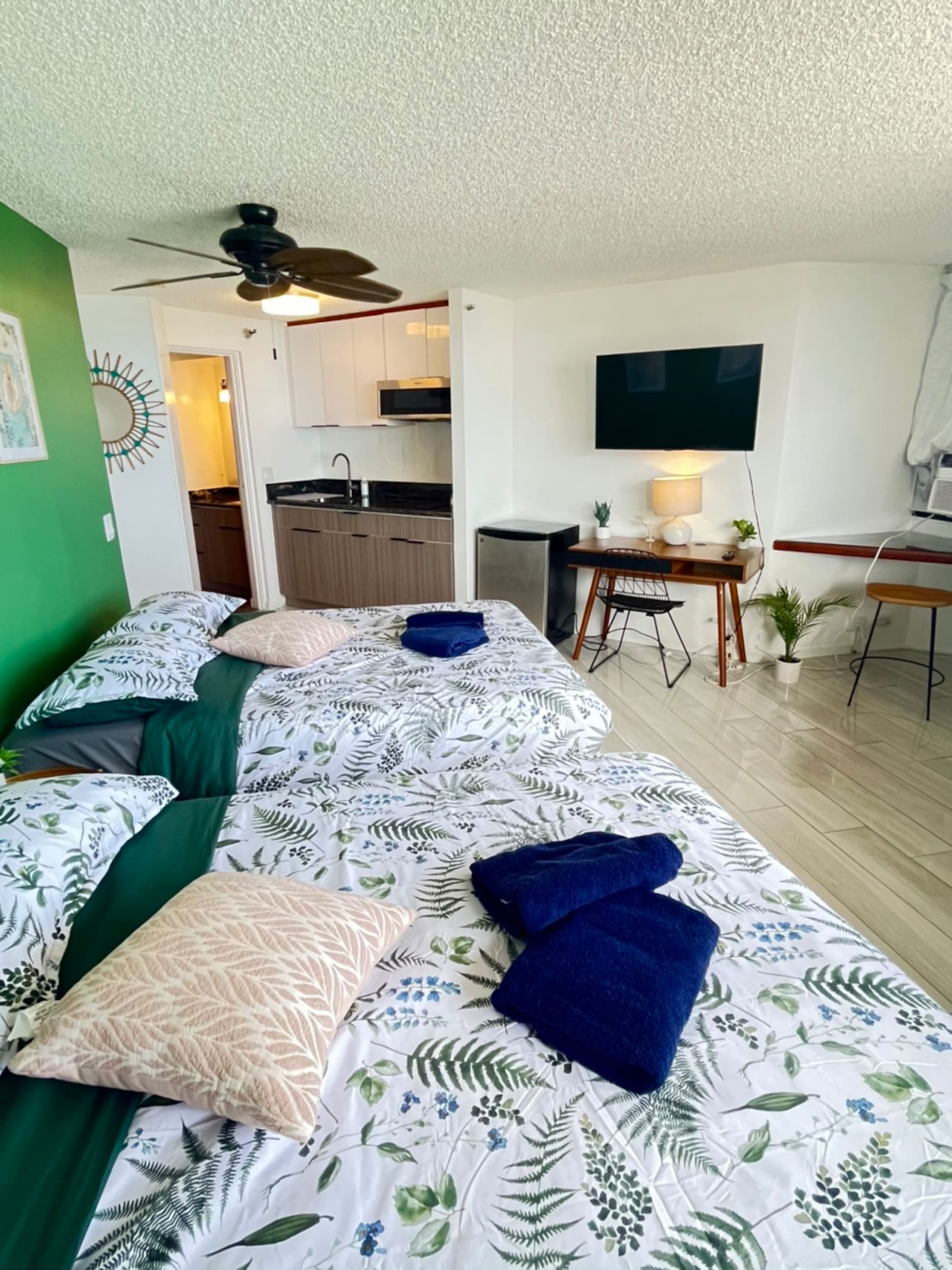 Condo in Honolulu · ★4.72 · 1 bedroom · 2 beds · 1 private bath - Image 17