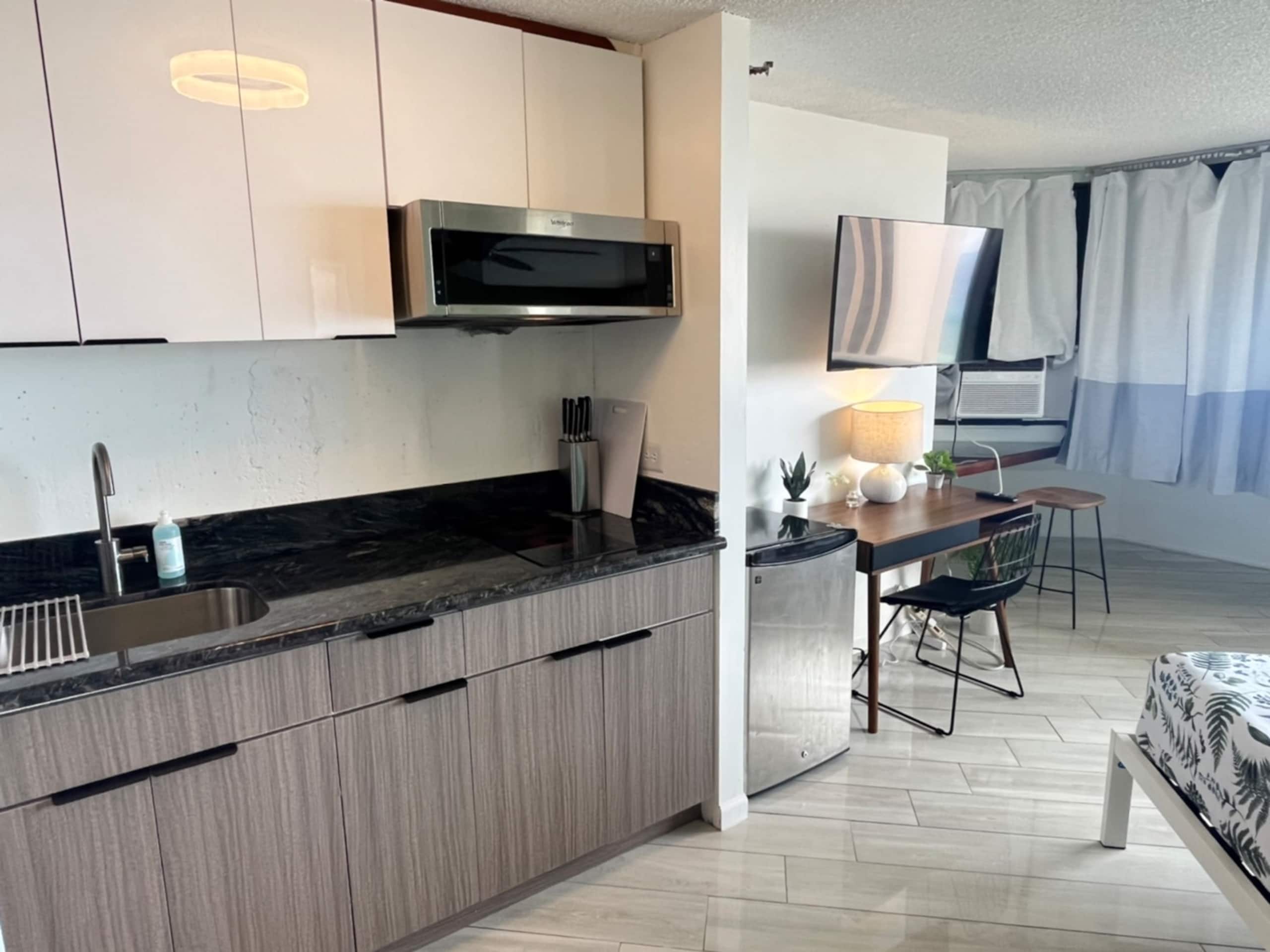 Condo in Honolulu · ★4.87 · 1 bedroom · 2 beds · 1 private bath - Image 4