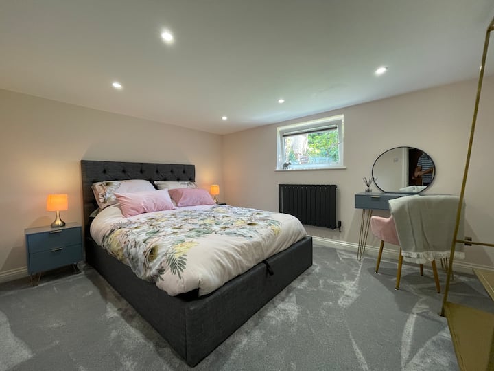 غرفة نوم بحجم كبير 