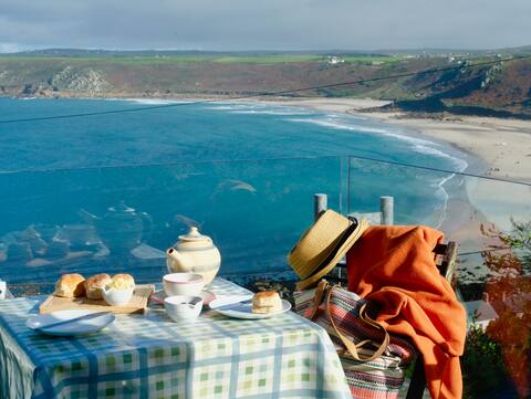 Top Cottage: light and bright with sea views.