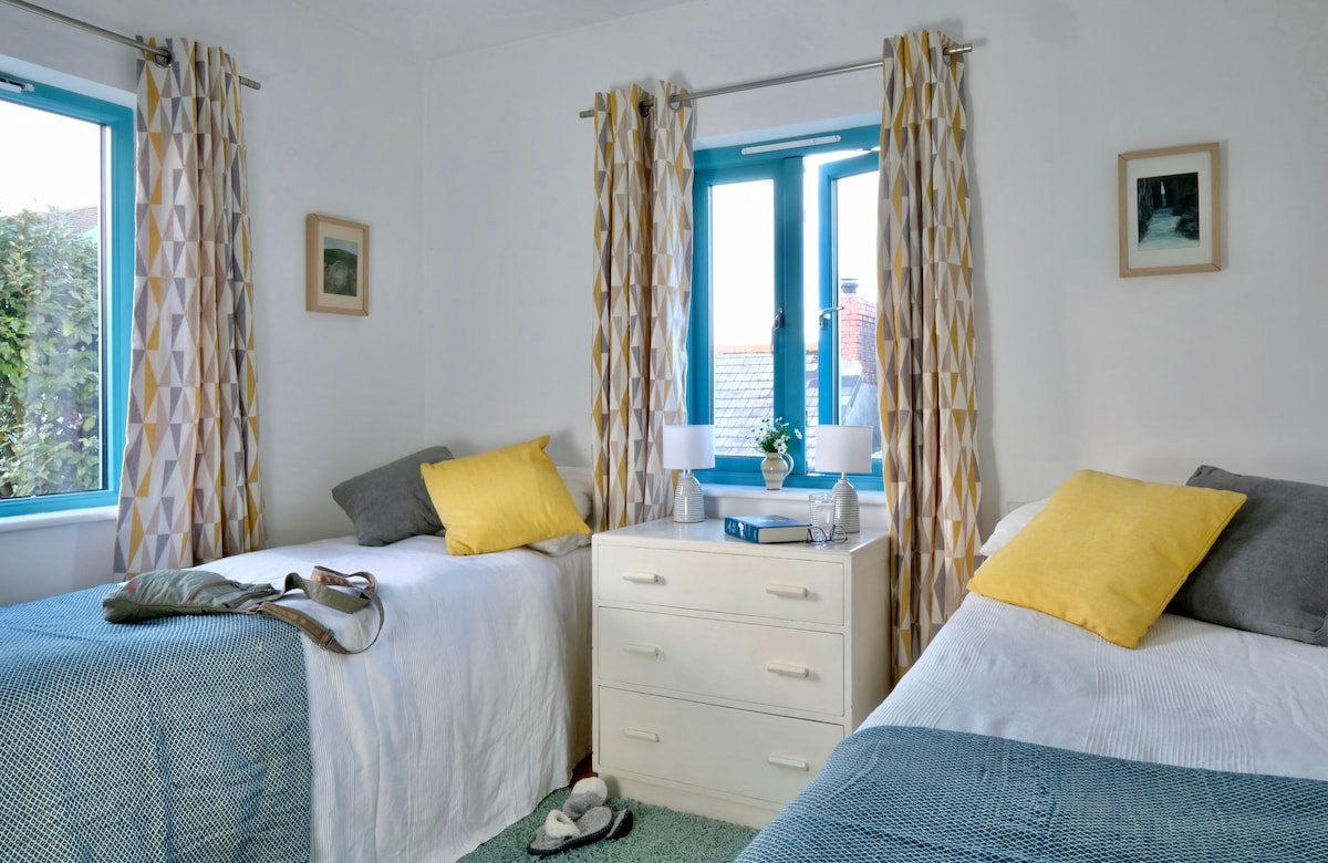 Ova dvokrevetna soba s bračnim krevetom također se može urediti kao bračni krevet. Ima ormar i dovoljno prostora za pohranu.