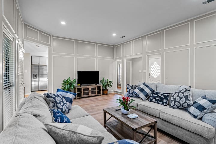 Updated Home, Garage, King Bed, Centrally Located! - Carrollton, TX