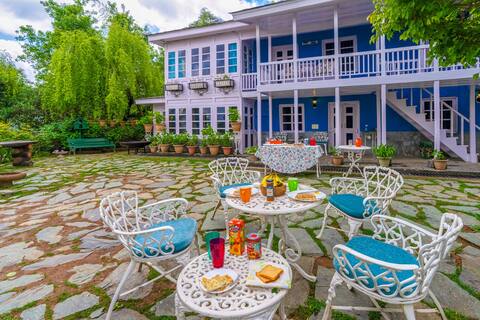 Charming 3 BR Villa W B/F, Lawn Gazebo & Hill View