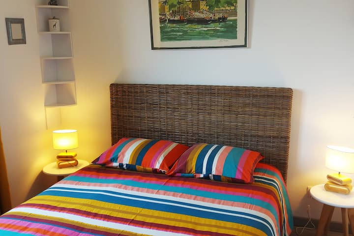 ห้องนอน 1
เครื่องนอนตู้เก็บของ: ชั้นวางของและตู้เสื้อผ้าโต๊ะข้างเตียง 2 ตัวพร้อมโคมไฟวิวหุบเขาที่สวยงามมาก