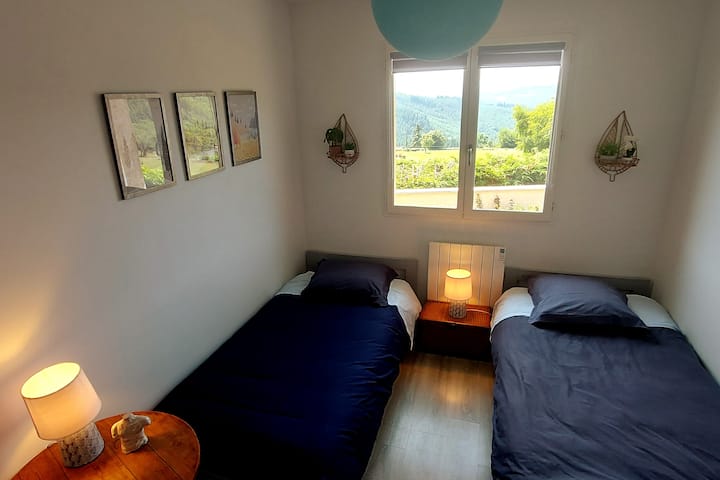 ห้องนอน 2
เตียง 2 เตียงบนสวนที่หันหน้าไปทางทิศใต้พร้อมวิวหุบเขา