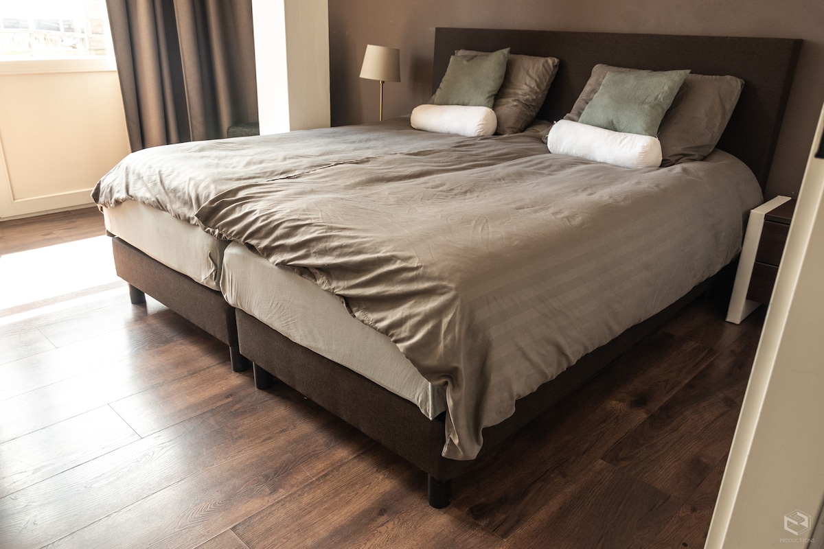 Hlavná spálňa je vybavená pružinou vo veľkosti 180/200 so zadnou stenou, 2 nočnými kľúčmi, 2 vreckovými vnútornými pružinovými matracmi a deliteľným zvrškom z pamäťovej peny.