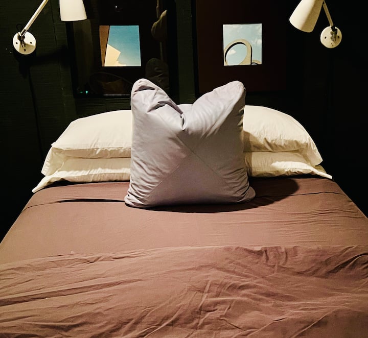 غرفة النوم الثالثة، مع حمام في الجناح.  سرير بحجم كوين. فاخر خاص، إطلالات خلابة على حمام السباحة، راحة منفصلة مكيفة الهواء. 