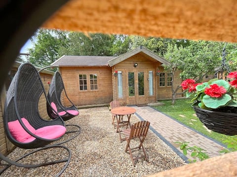 Luxury self-contained cabin with hot tub near Bath
