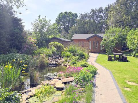 Luxury self-contained cabin with hot tub near Bath