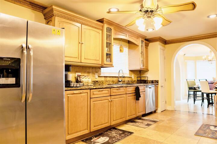 Luxurious Welcoming Vacation and Rental Home gallery image 5