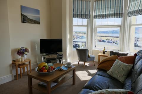 Successful Airbnb property: Beachfront, Homely Apartment in Llandudno in Mostyn, Penrhyn, Tudno, Craig Y Don, Gogarth
