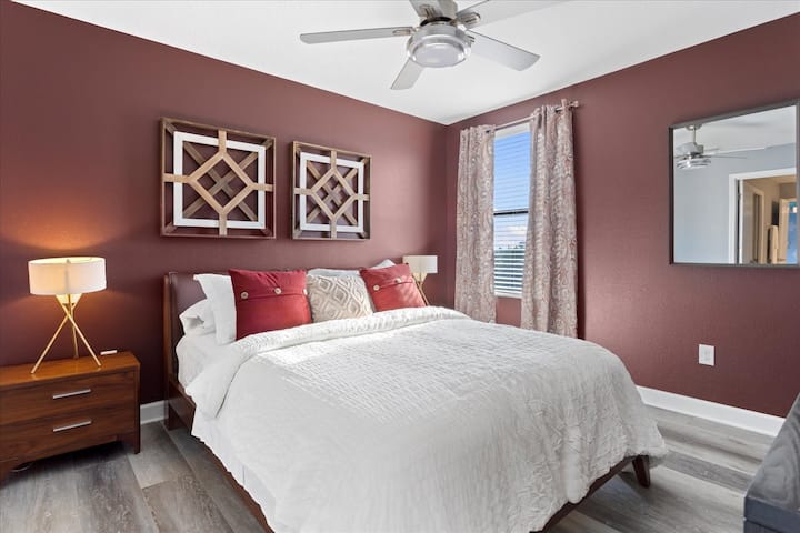 Perfect burgundy queen bedroom (2nd Floor)