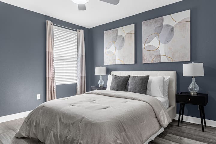 Queen bedroom 2nd floor