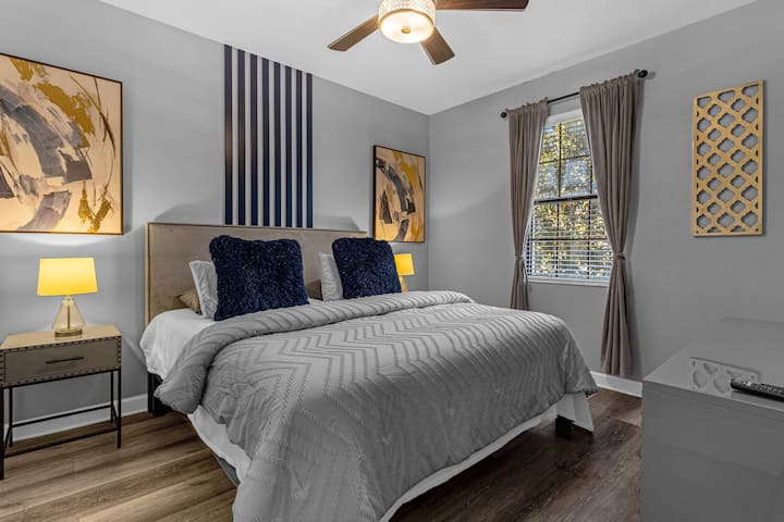 King bed 1st floor