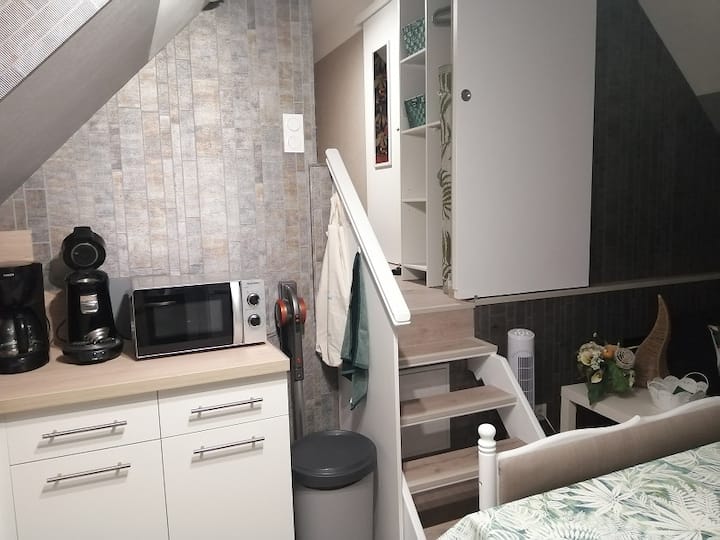Acceso al dormitorio y al baño a través de una pequeña escalera de 4 escalones.
