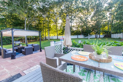 Cozy Spacious Cape - Beautiful Backyard & Home