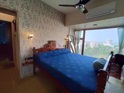 Artistic Lovely 2 Bedroom Apt with fantastic views