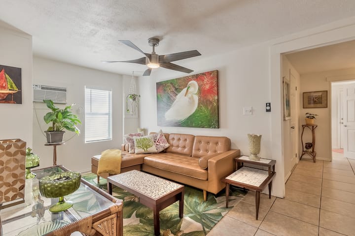 Cheerful Bungalow In New Smyrna Beach W Cozy Porch - New Smyrna Beach, FL