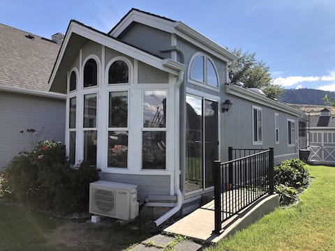 Adorable 2-bedroom cottage, country setting