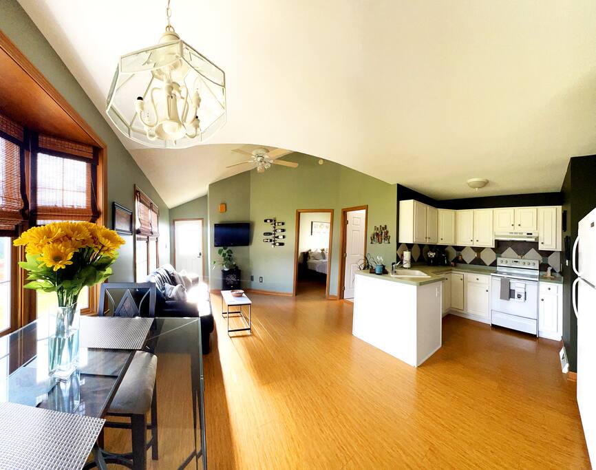 Mediterranean Style Suite 15 Min from the Falls!