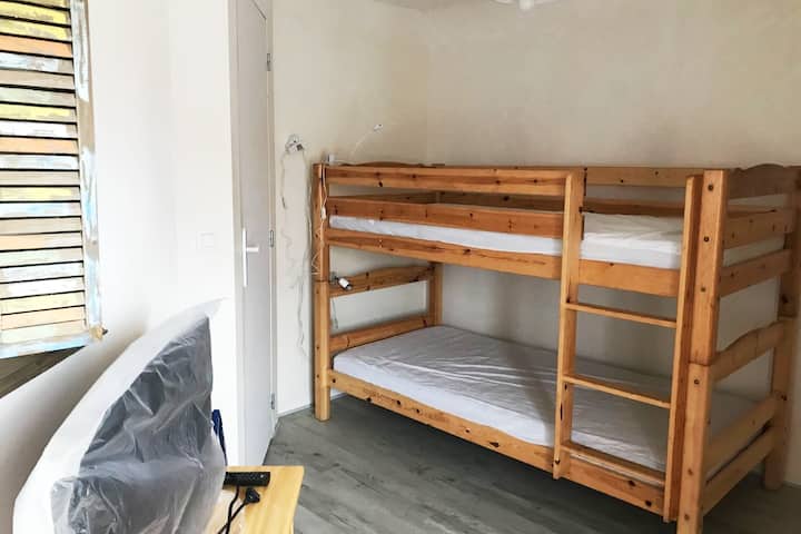 výhľad na detskú izbu 1 (s televízorom)  2 lôžka 90 x 190